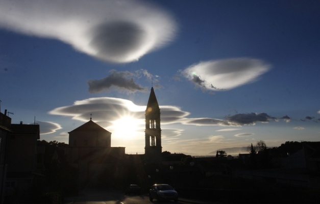 Des nuages en forme d'ovnis observés en Croatie, le 9 février 2015. - Ivo Ravlic/CROPIX/SIPA